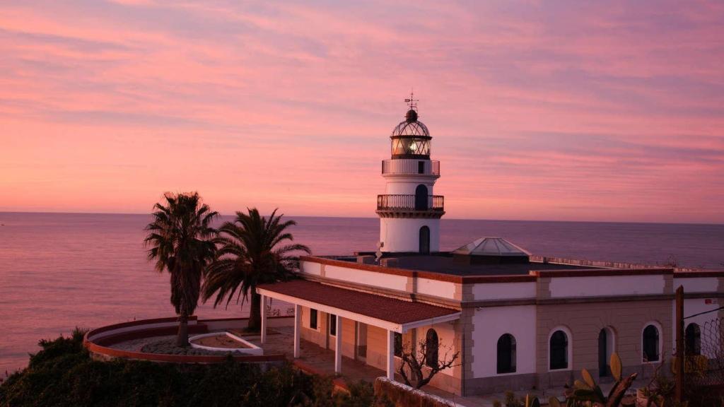 Faro de Calella al atardecer, el más antiguo en funcionamiento de Catalunya