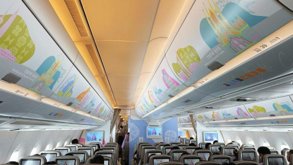 Decoración del avión que conectará Shanghái con Barcelona