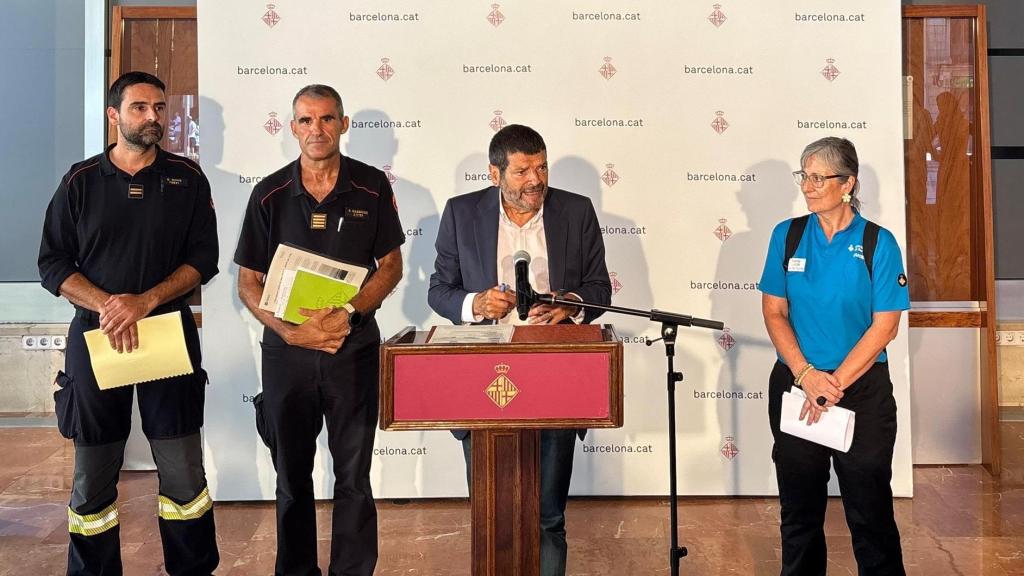 El teniente de alcalde de Seguridad, Albert Batlle, junto al jefe de Bombers de Barcelona, Sebastià Massagué (izquierda), y la directora territorial del CUESB, Merche Cuesta (derecha)