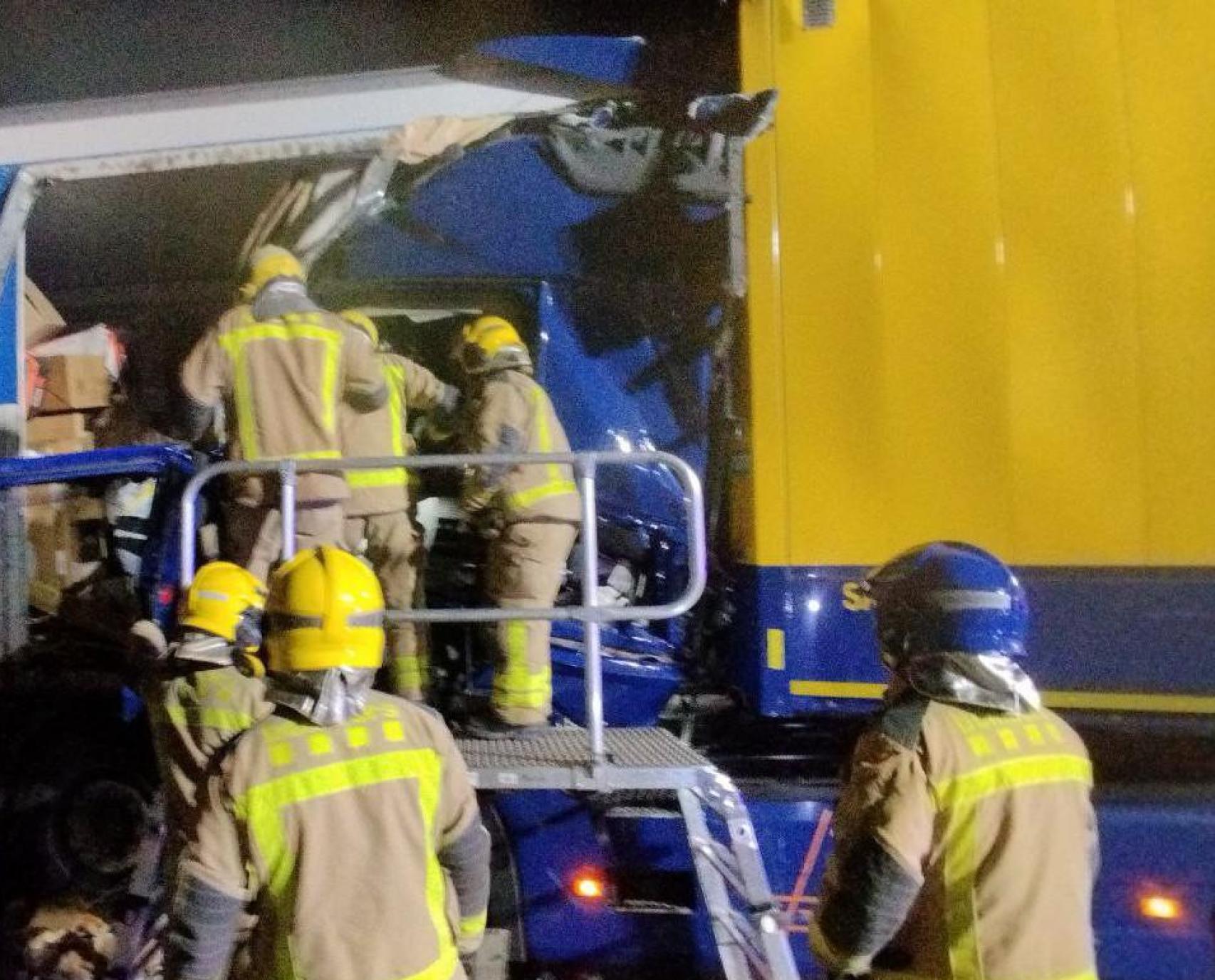 Choque entre dos camiones en la A-2, Castellbisbal (Barcelona)