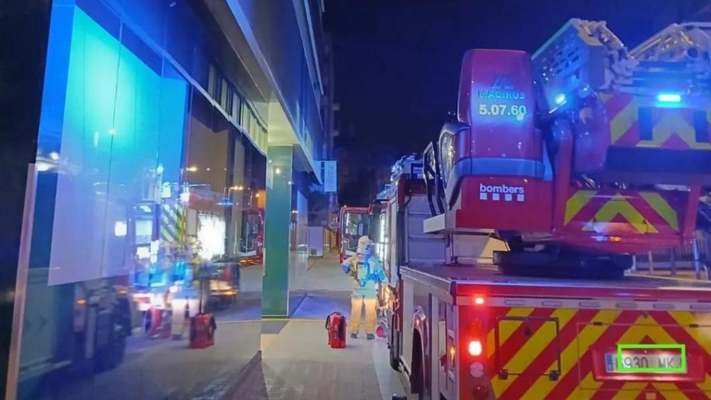 Bomberos trabajando en las tareas de extinción del aparthotel de la avenida del Carrilet, en L'Hospitalet