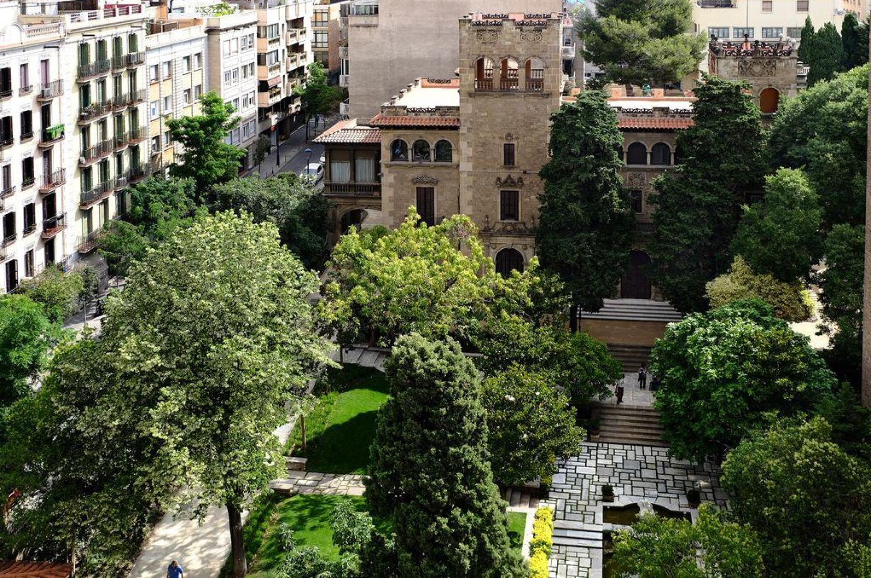 Vista panorámica de los jardines de la Fundació Julio Muñoz Ramonet de Barcelona
