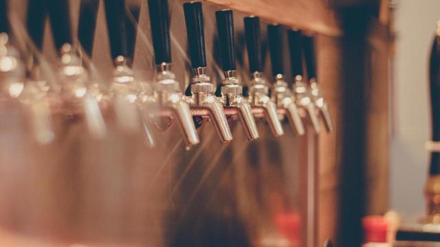 Tiradores de cerveza en una imagen de archivo