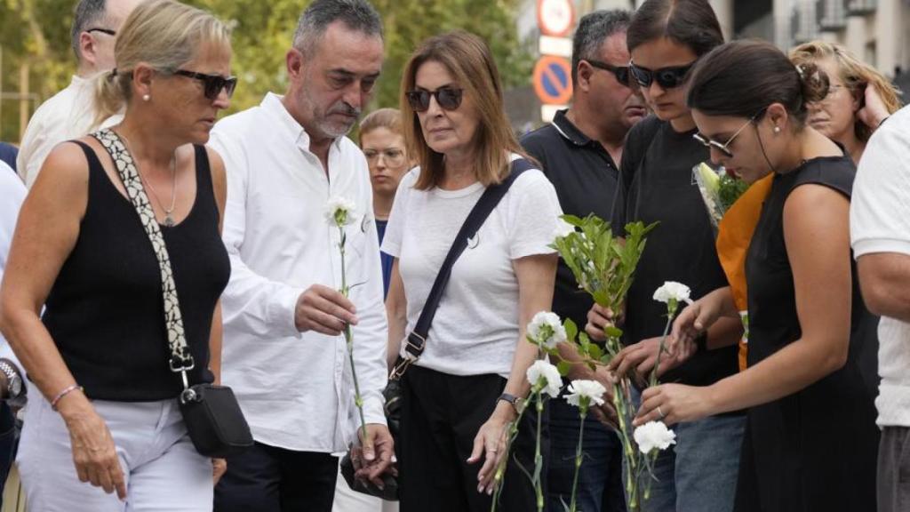 Familiares de las víctimas del 17-A durante el homenaje en Barcelona
