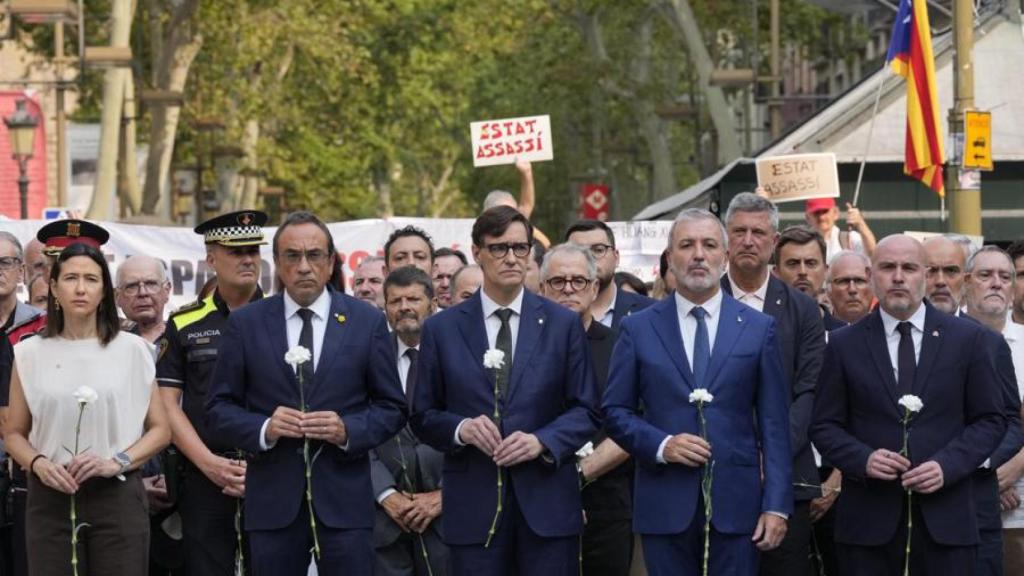 Autoridades durante el acto de homenaje a las víctimas del 17-A en Barcelona