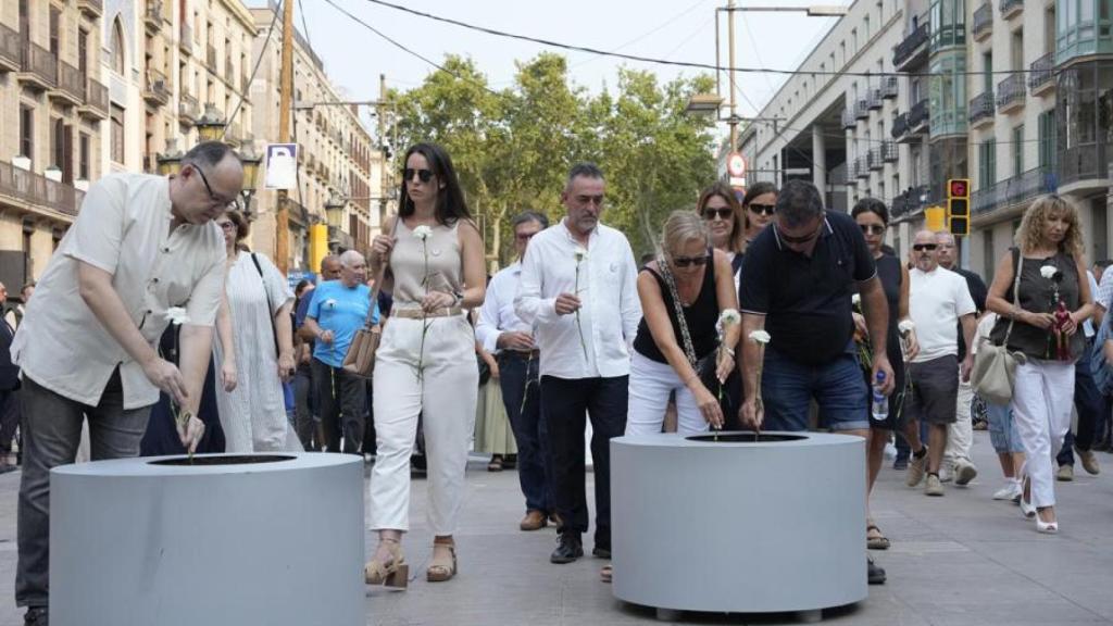 Los familiares de las víctimas durante el homenaje por los atentados del 17-A en Barcelona