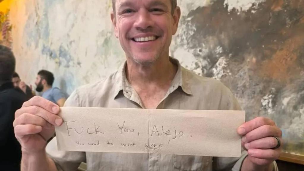 Matt Damon amb la nota al restaurant Denassus a Barcelona