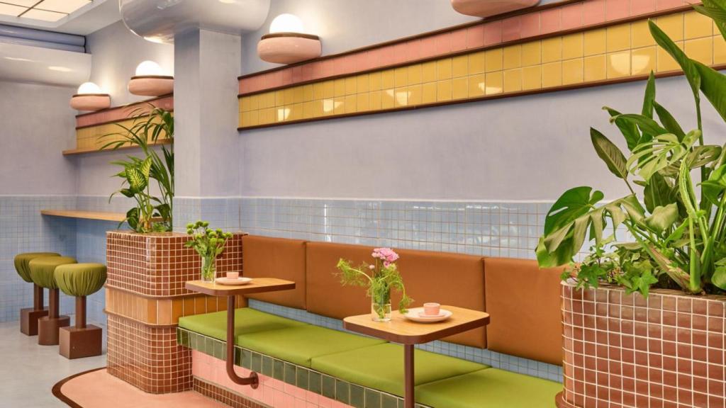 Interior de la cafetería-heladería Amiko de Barcelona