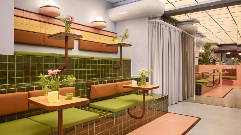 Interior de la cafetería-heladería Amiko de Barcelona