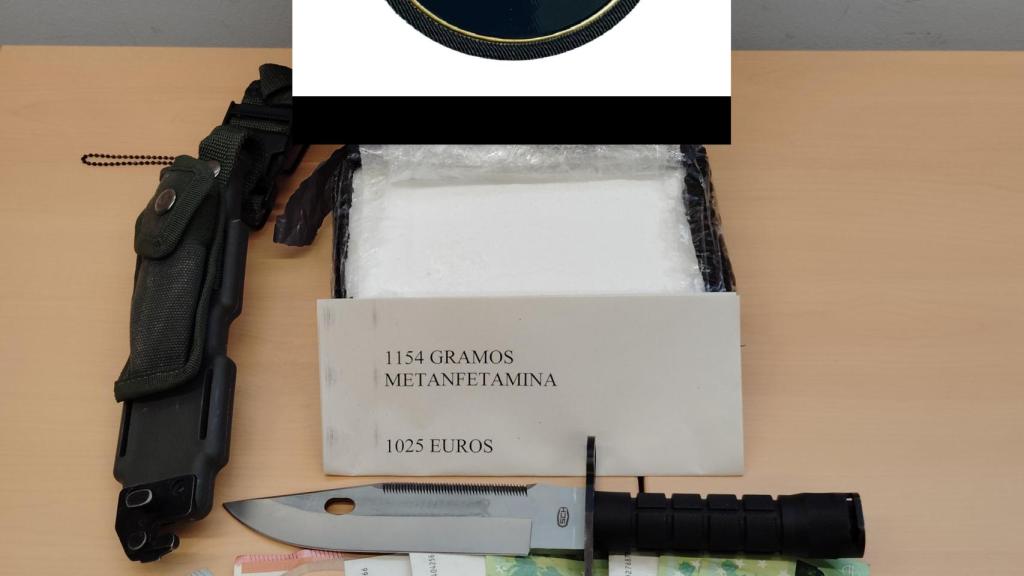 Machetes, dinero y drogas que los agentes de la Policía Nacional encontraron en la maleta del detenido