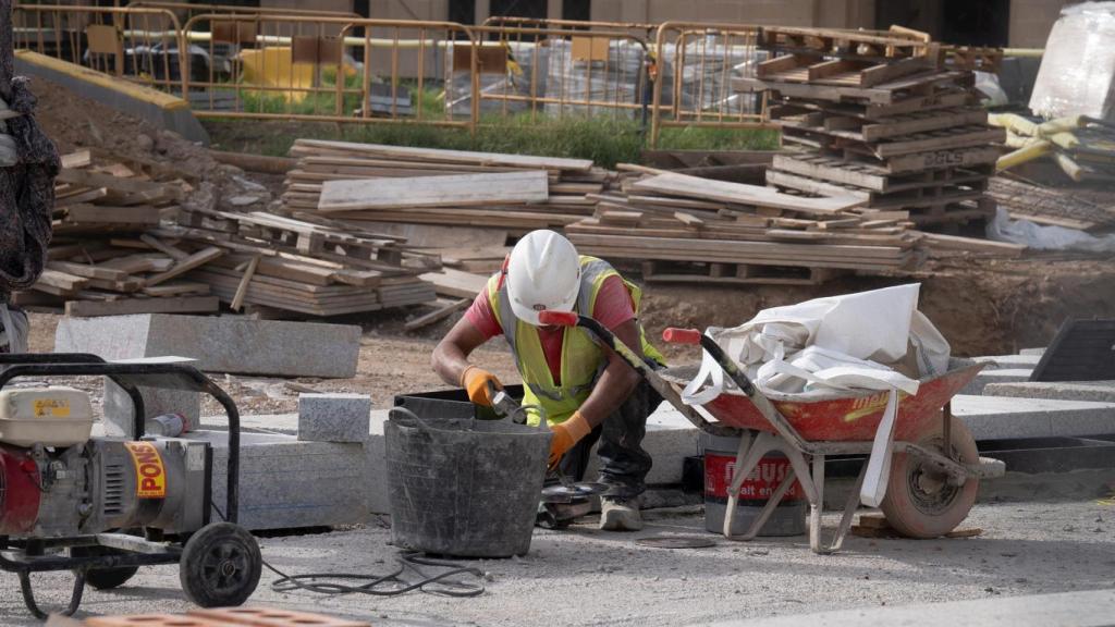 Un obrero durante unos trabajos de reforma en Barcelona